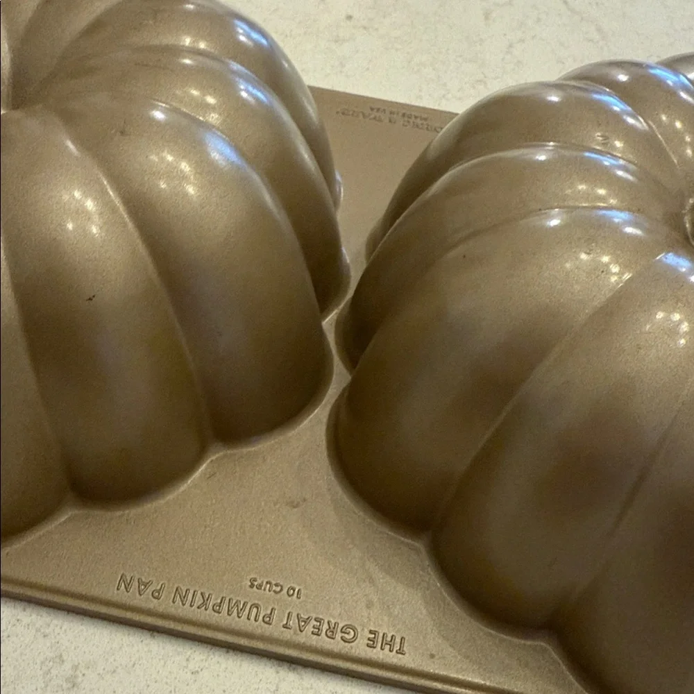 Williams Sonoma Nordic Ware 3D Great Pumpkin Pan